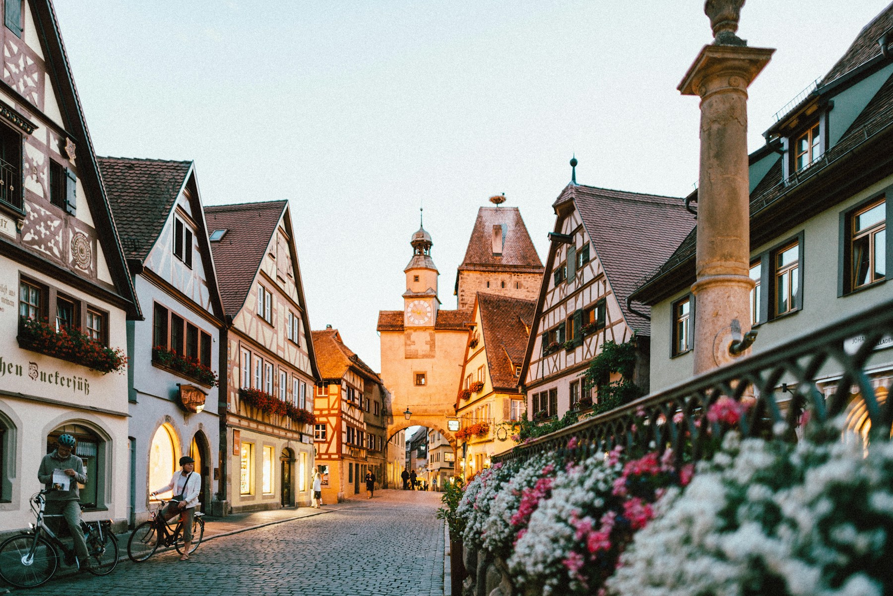 Gasse im Abendlicht, öffentliches Leben in einer europäischen Stadt