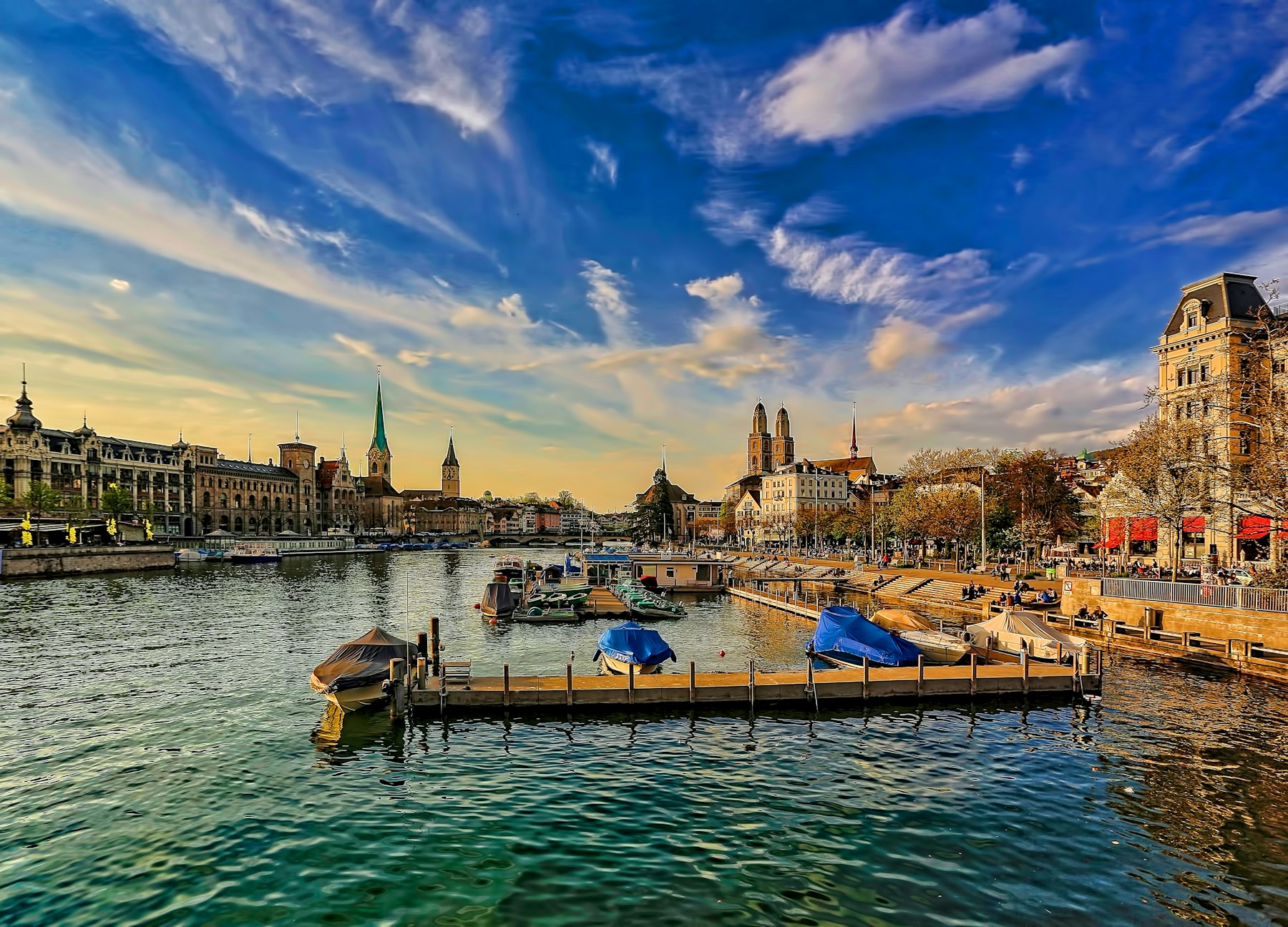 Limmat und Abendhimmel über Zürich