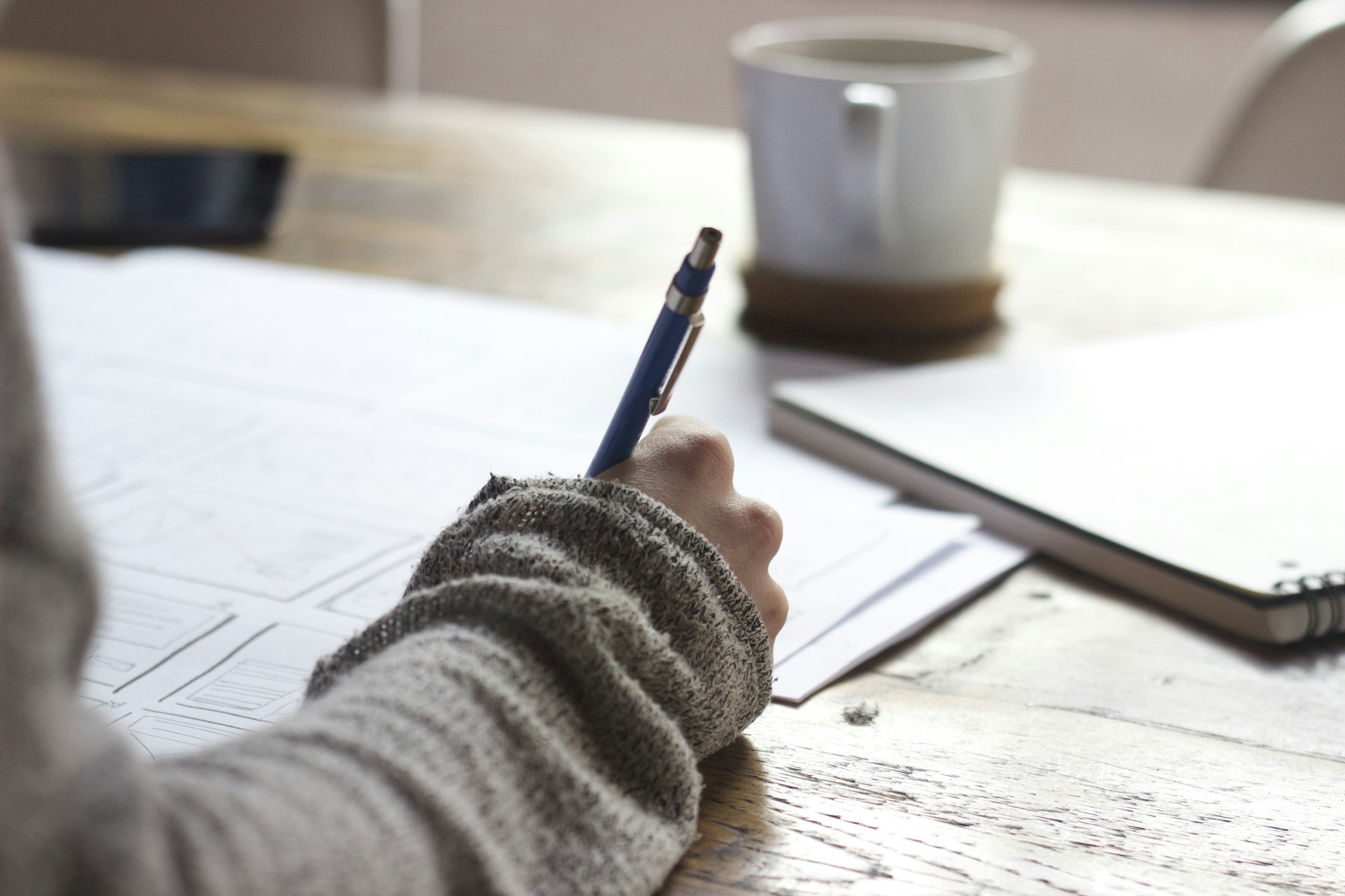 Ruhiger Arbeitstisch mit Stift und Notizbuch