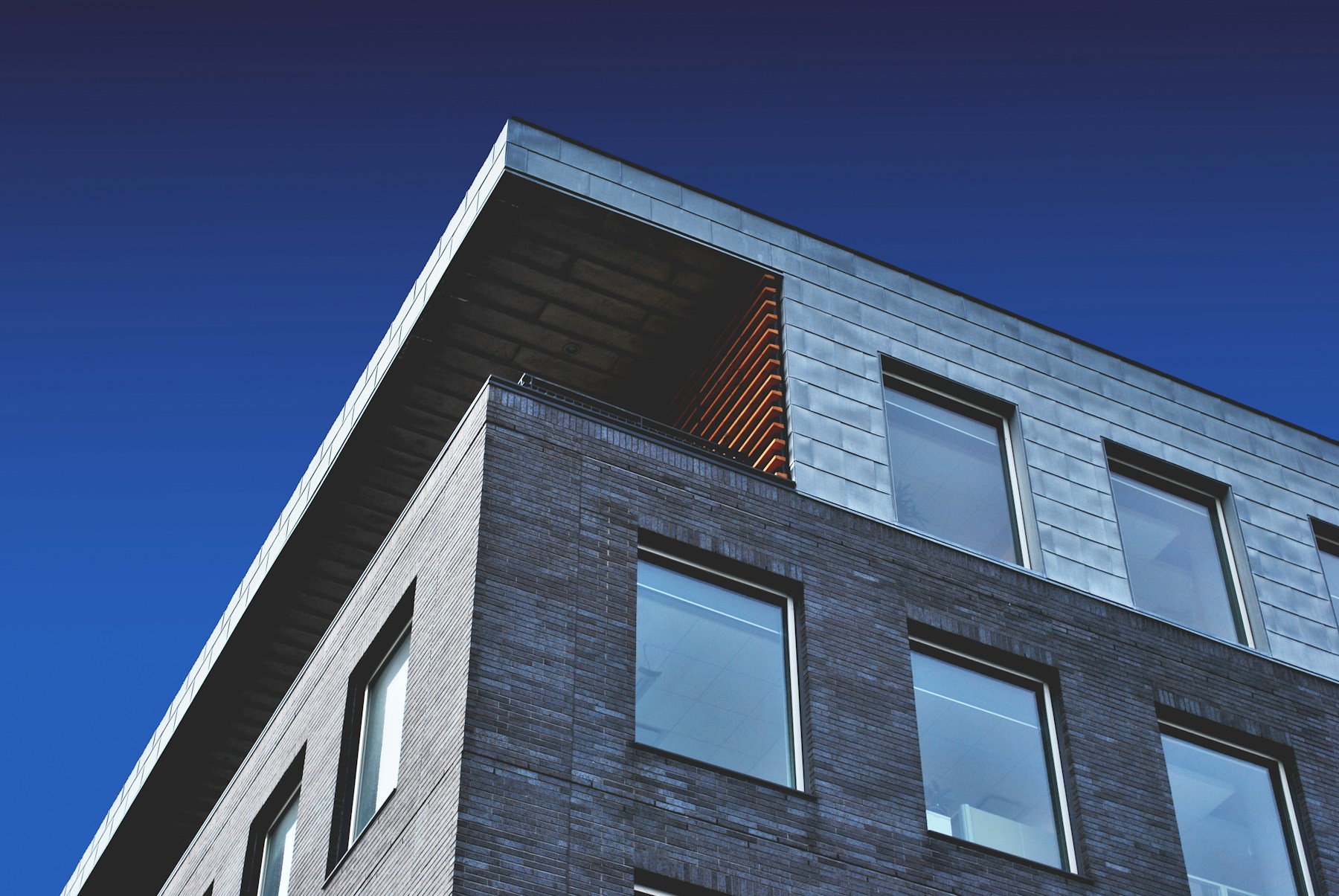 Fassade im Abendlicht, Blick nach oben